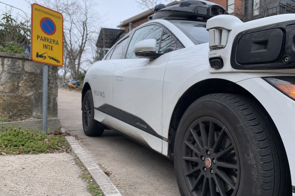 Robotaxi fick 83 parkeringsböter i Austin: 64 kom från exakt samma beteende