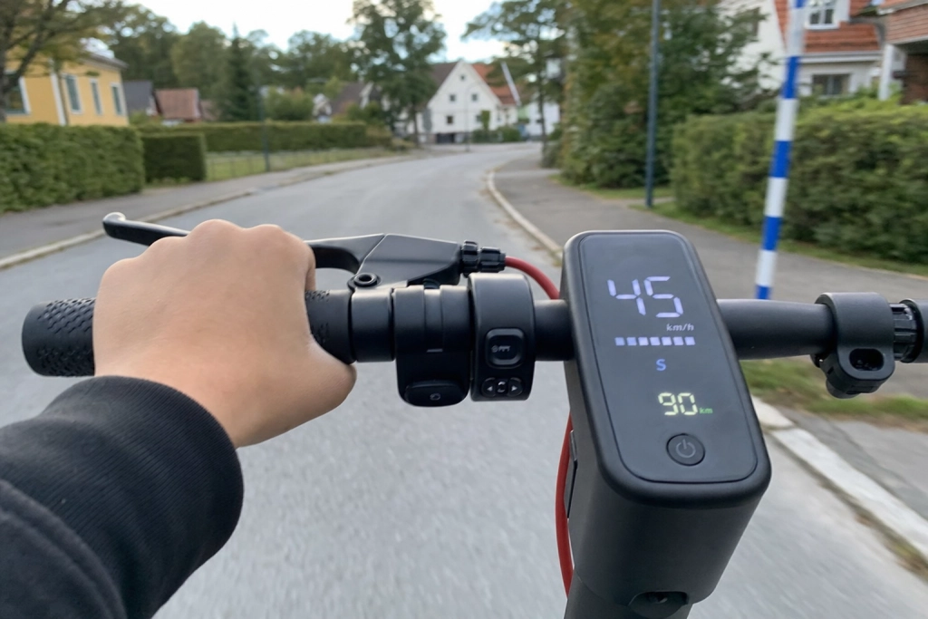 Barn kör elsparkcyklar i 90 km/h – så kan du som förälder dömas för brott