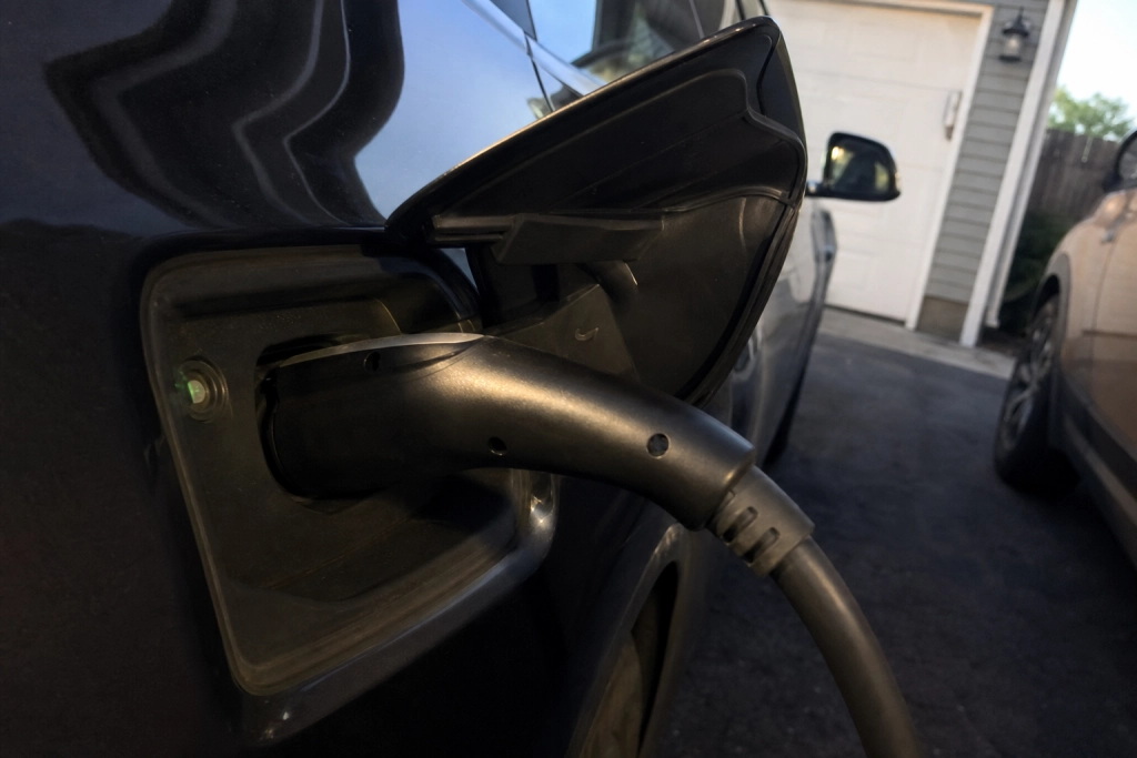 Du betalar 10 procent extra varje gång du laddar elbilen - och räkningen syns aldrig