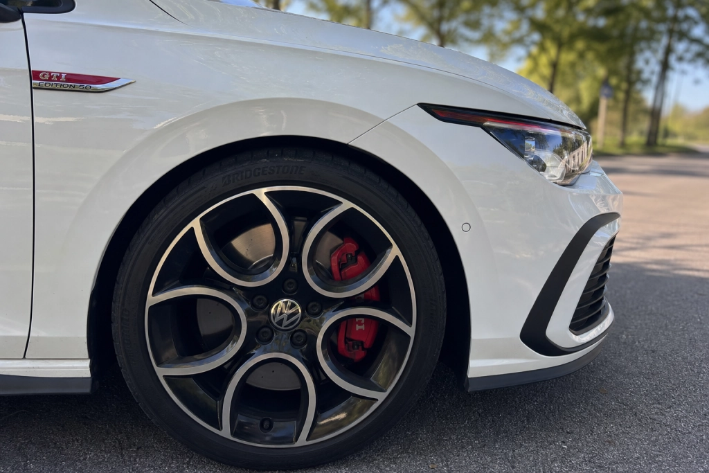 FWD-uppgörelsen avgjord: VW Golf GTI Edition 50 sågar Honda Civic Type R vid höga farter
