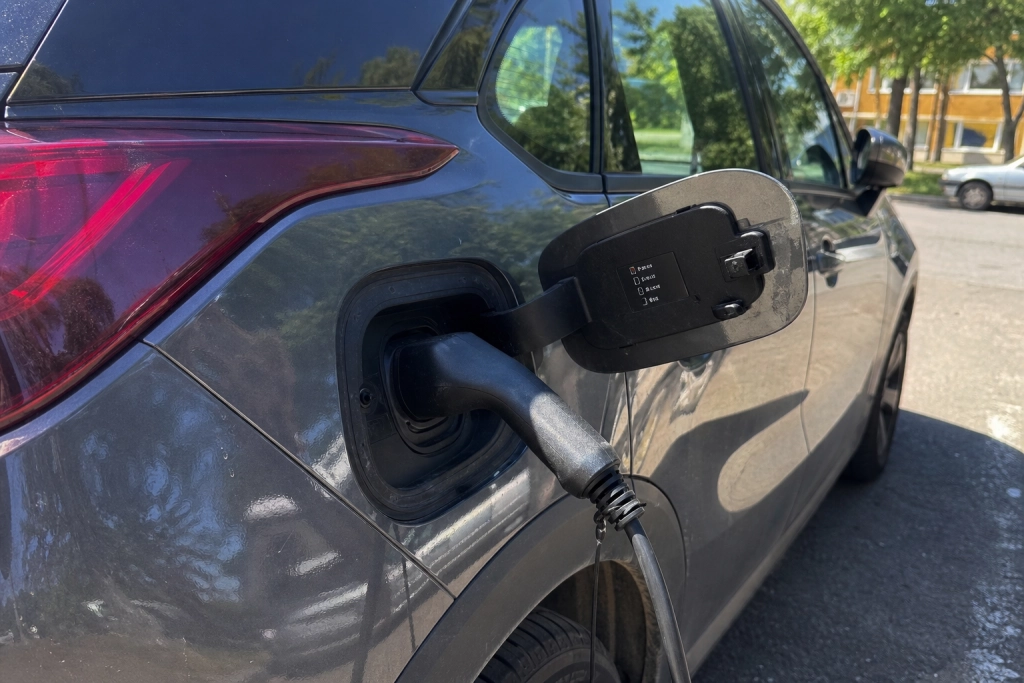 Parkerar du elbilen i solen hela semestern: Räckvidden krymper och batteriet åldras snabbare
