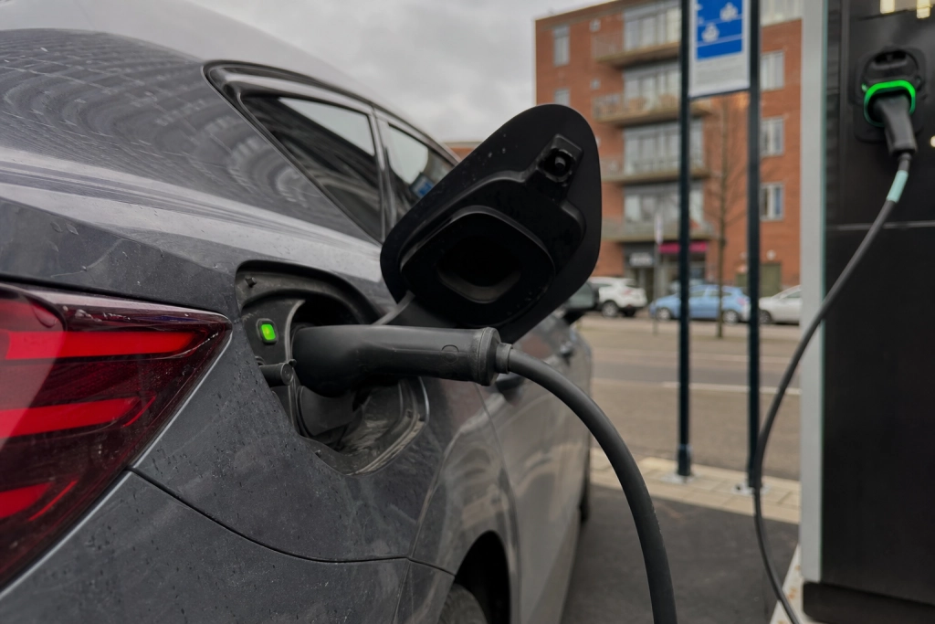 Snabbladdning nära bensinnivå: Så mycket kostar det att ladda elbilen 2026