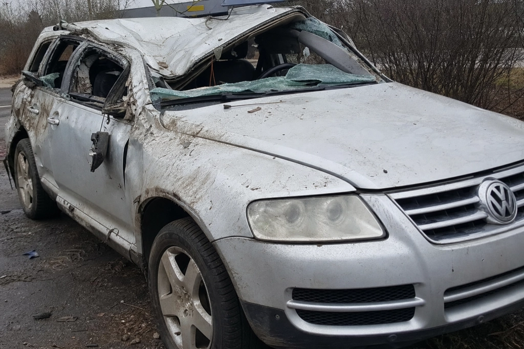 Parkeringsplatsen träffades av ballistisk missil: Ramponerade VW:n startade och körde iväg på egen hand