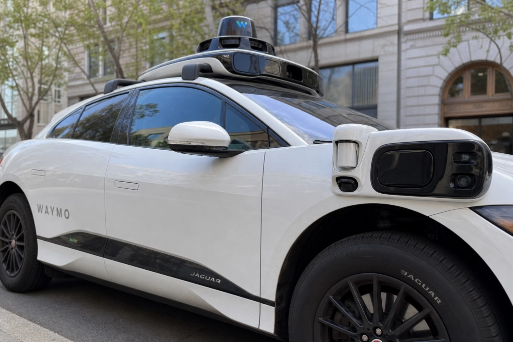 IIHS-studie: Waymos robotaxi krockar 68 procent mer sällan än mänsklig förare