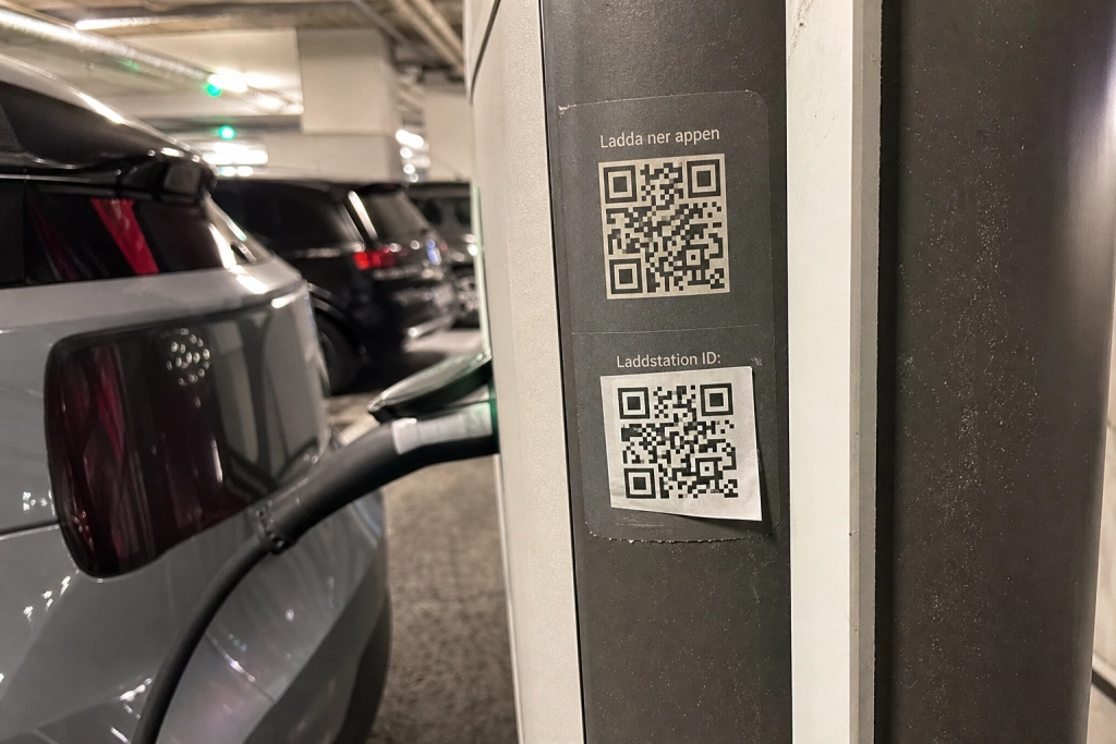 Varning till elbilsägare: Bedragare klistrar falska QR-koder på laddstolpar och tömmer ditt konto