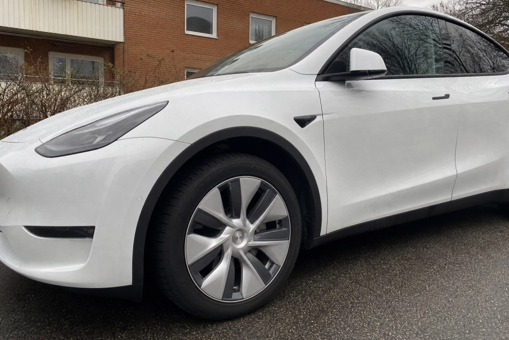 Tesla Model Y basvariant testad på 550 km: Tekniken imponerar, körkänslan besviker