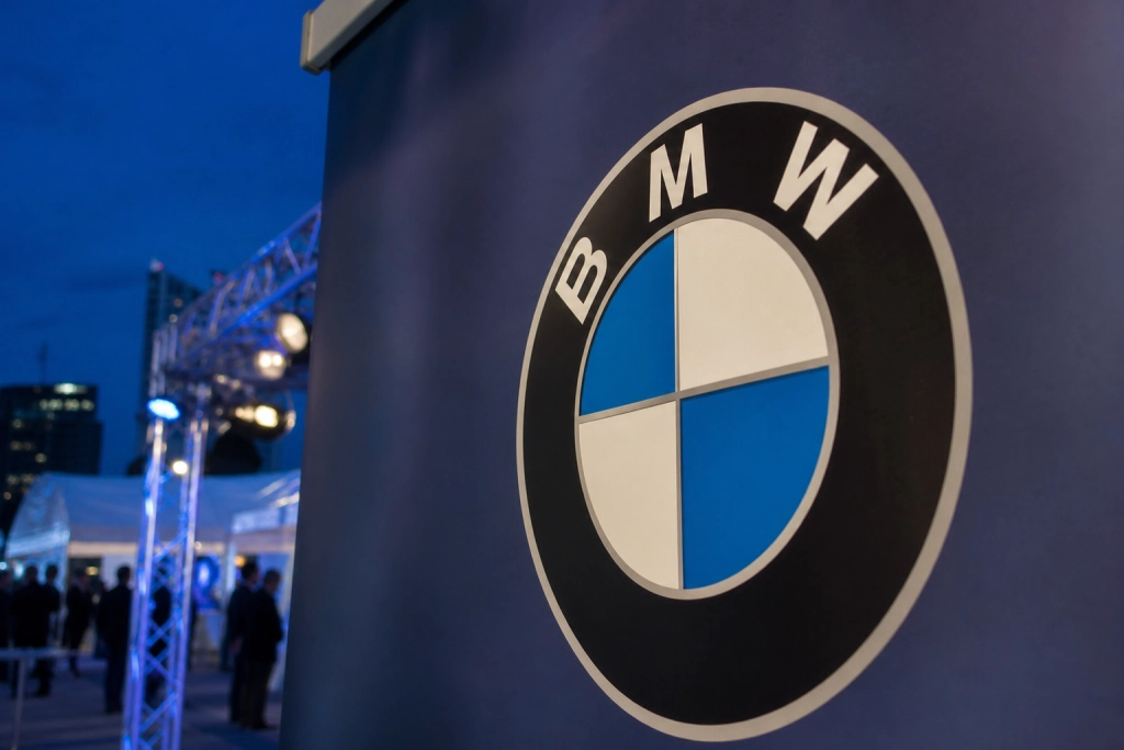BMW visar framtiden: Neue Klasse M-Concept med fyra elmotorer - och Alpina siktar på Maybach