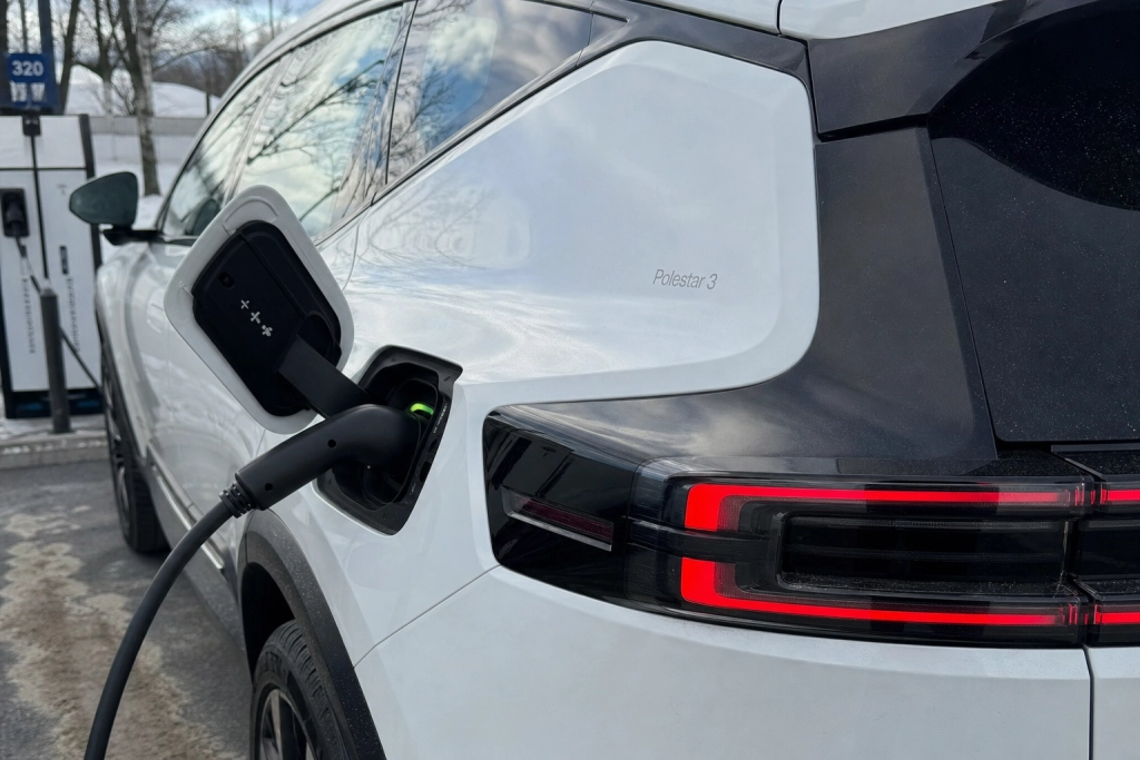 Polestar 3 får 800V-laddning: Svenska SUV:en når laddningens toppklass