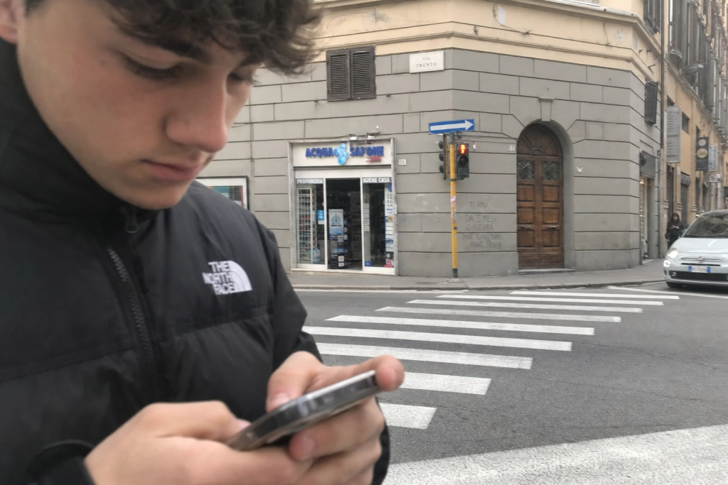 Italien skärper reglerna: 75 euro i böter för mobilen vid övergångsstället