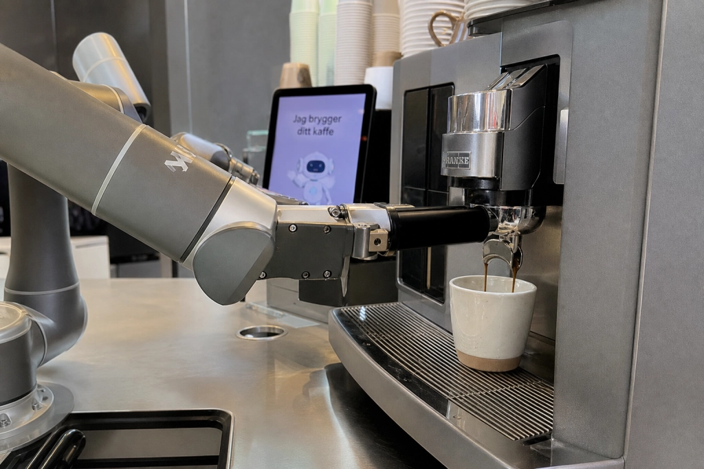 Humanoid robot i Peking slår Guinness-rekord: 202 koppar kaffe på en timme