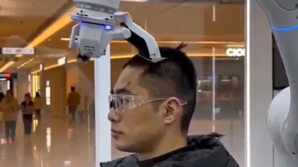 Roboten som ersätter frisören: I Kina klipper maskinen redan folk och videon sprids som en löpeld