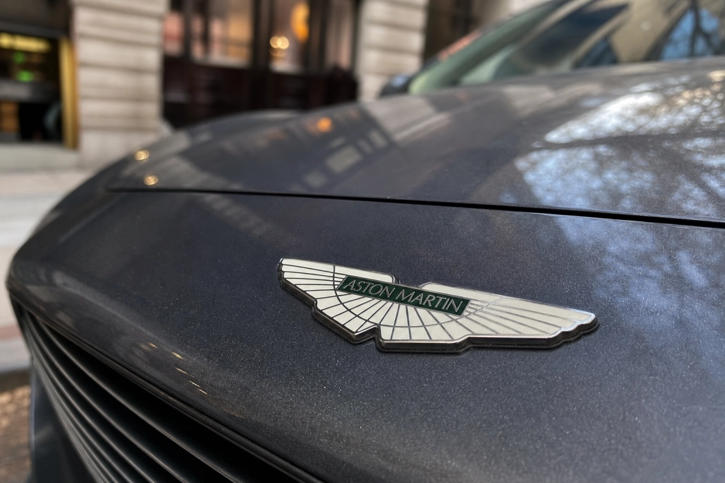 Aston Martin allt djupare i krisen: Investerare hotar med stämning över 7-miljardersaffär