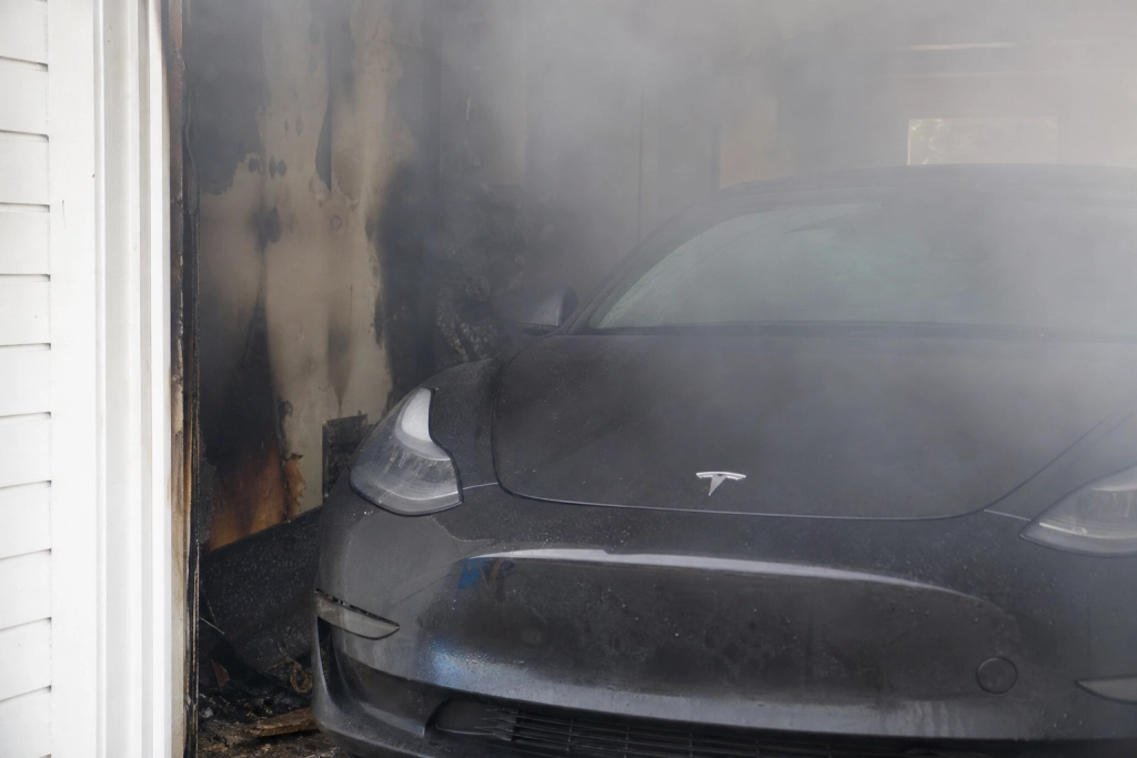 Tesla exploderar i garage under räddningsinsats - två brandmän skadades