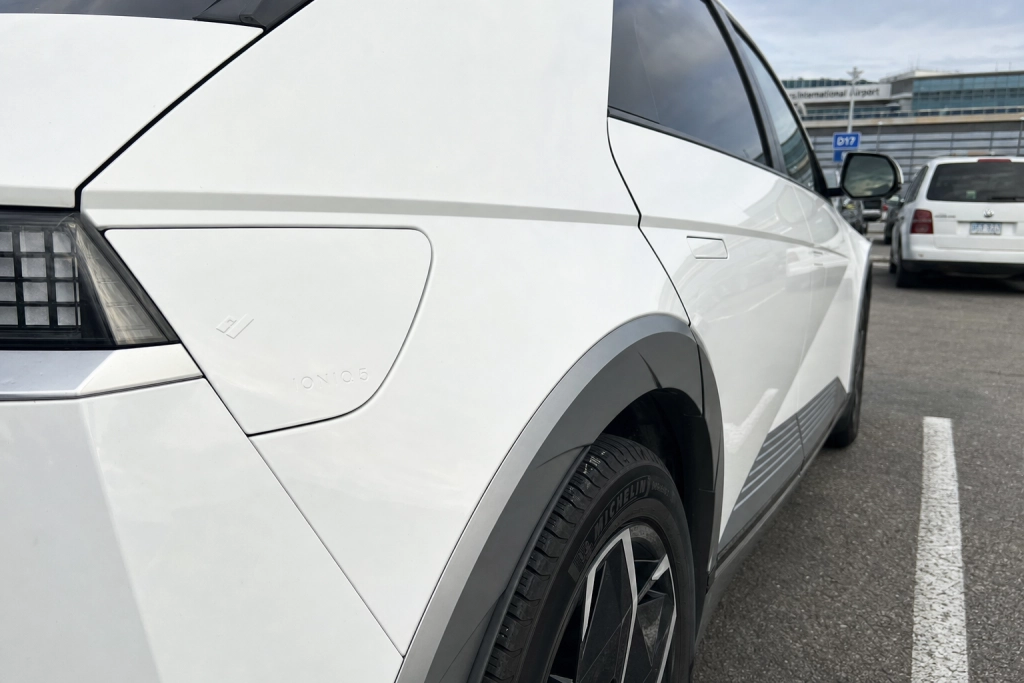 Elbilen tappade 7 kWh på en vecka i parkeringen: Så uppstår det tysta batterisvinnet