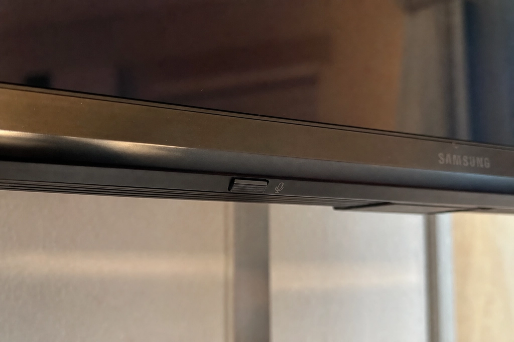 Din TV lyssnar dygnet runt: Så stänger du mikrofonen på Samsung, LG och Sony
