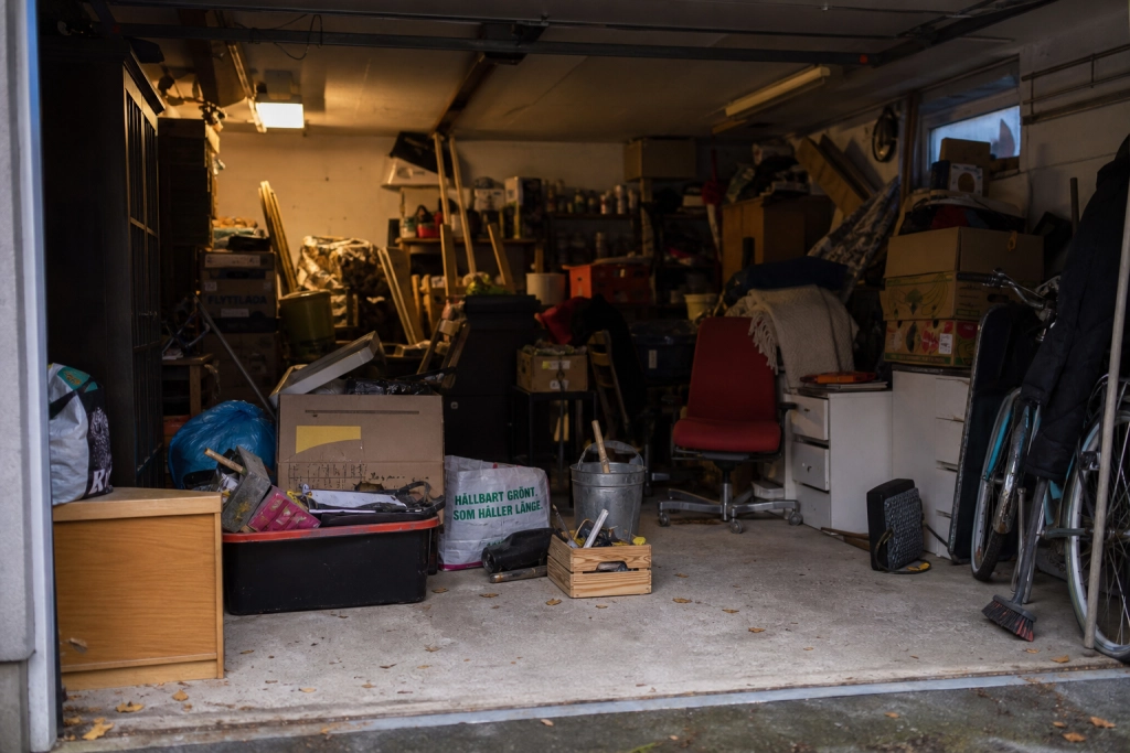 Inte räckvidden eller laddarna: Största hindret för elbil är garaget fullt av saker