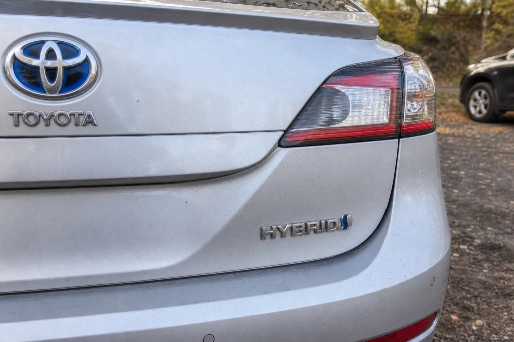 Toyota lovar billigare hybridbatterier från 2027: flera tusen kronor lägre per bil