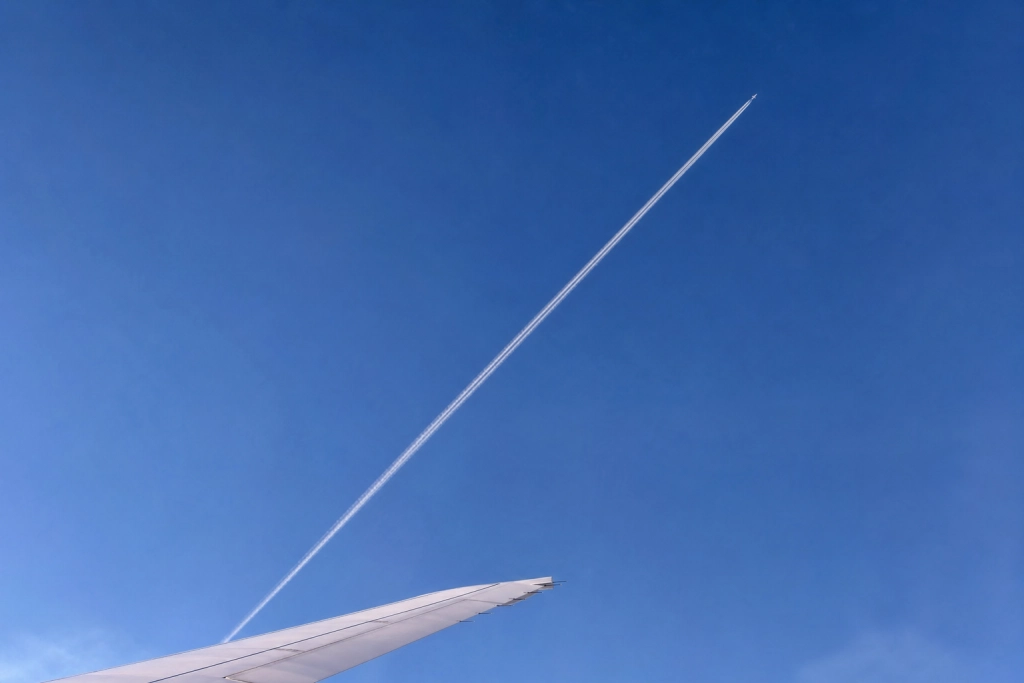 Googles AI styr om 10 000 flygningar för att bekämpa flygets dolda klimatpåverkan