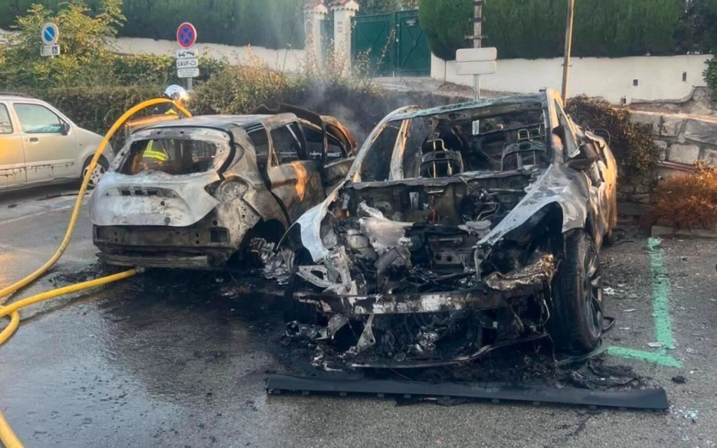 Batteriet exploderade under laddning i Mougins, polisman skadad när elden spred sig till en Tesla