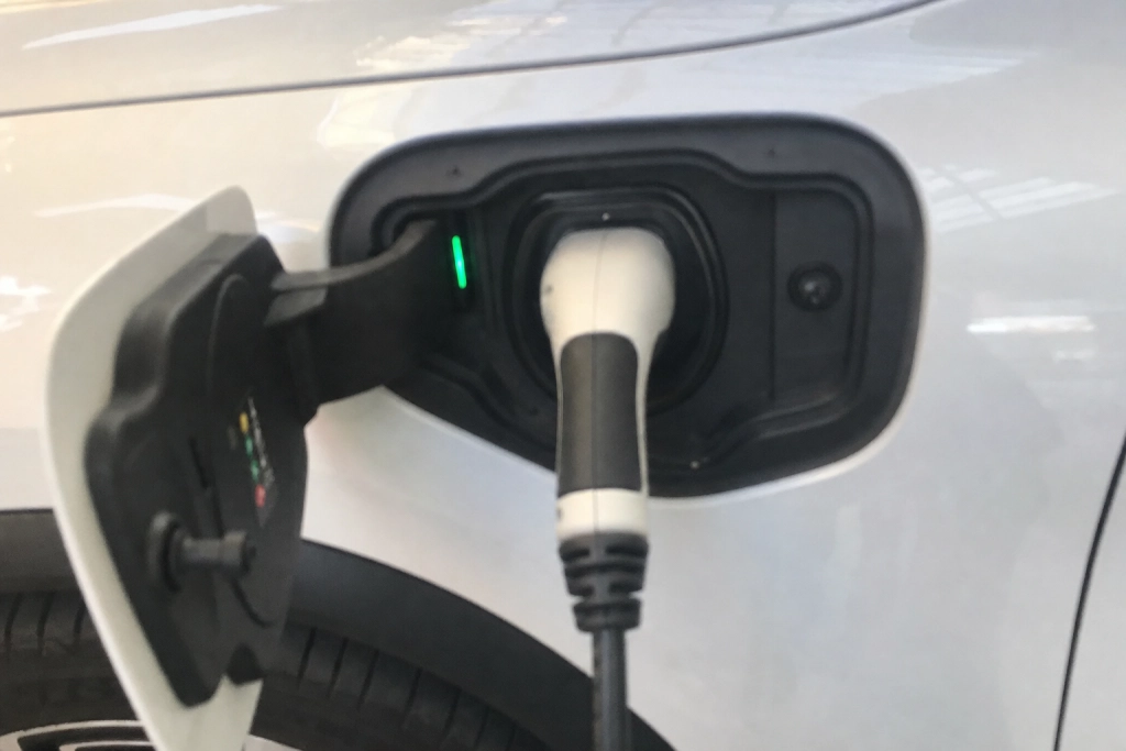 Sluta ladda elbilen till 100 procent: Det kostar dig pengar och tid vid snabbladdaren