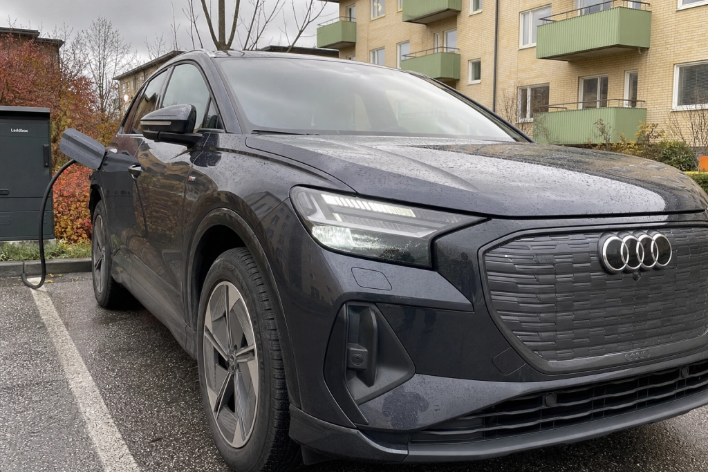 Audi Q4 e-tron rullar 592 kilometer och laddar ditt hus: startpris 570 000 kronor