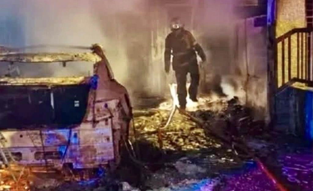 Elbil brann under laddning i tamburen: nu vill brandkåren ha regler för hemmet