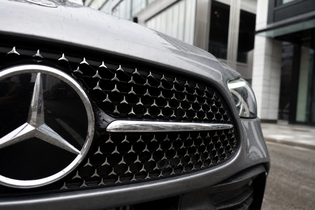 W206 får rejäl ansiktslyftning: Bensin-C-Klassen lever vidare parallellt med elbilen