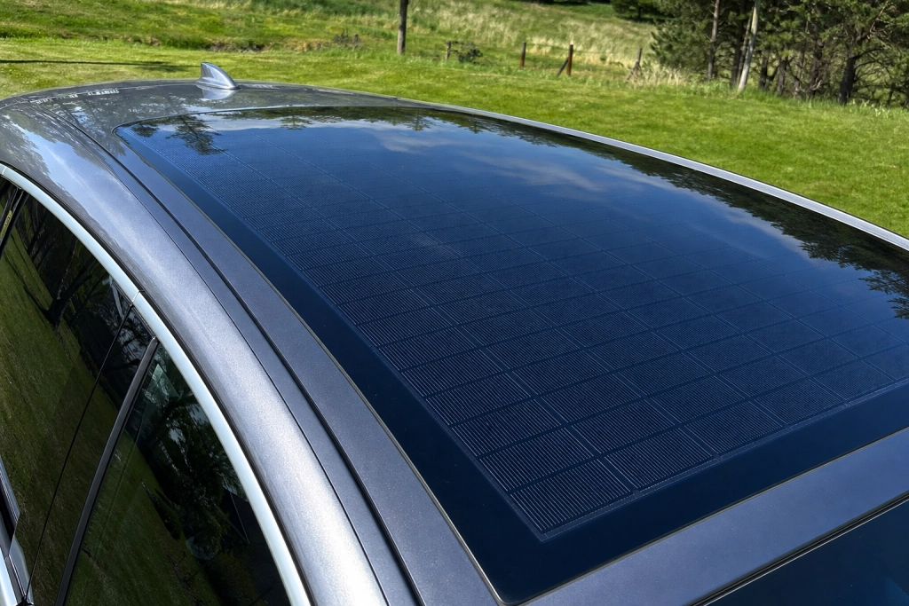 Soltak i elbilen kan bli verklighet: Kinesisk glasjätte pekas ut som BYD-leverantör