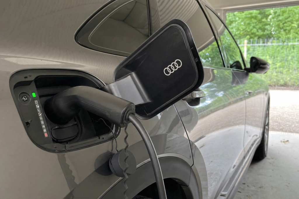 Laddar du elbilen i garaget om natten? Dessa tre inställningar sänker risken för brand markant