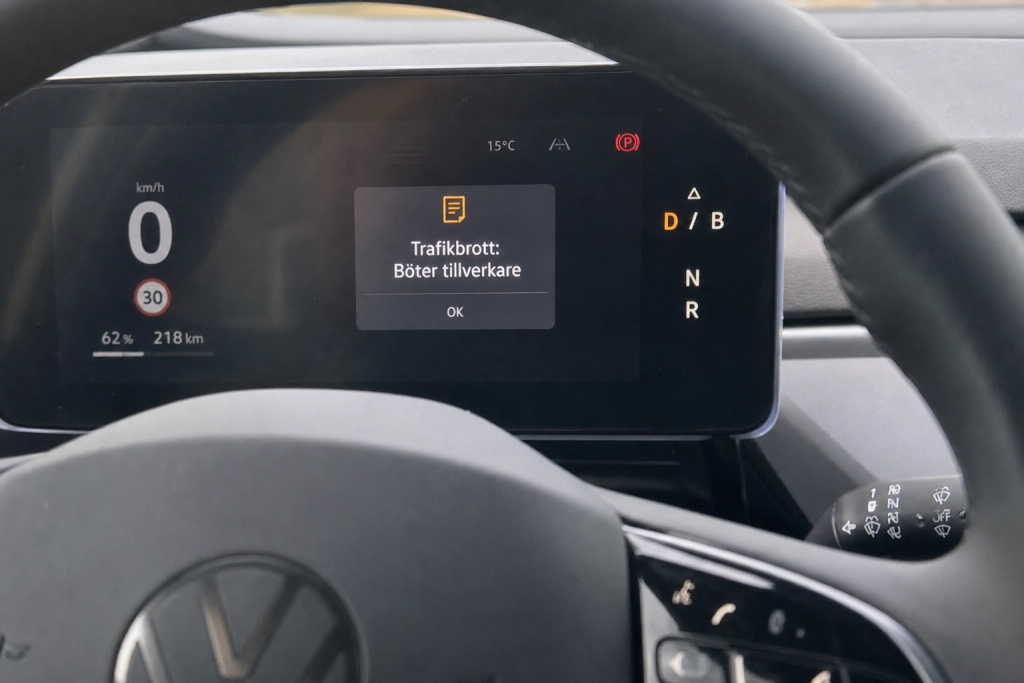 Peking flyttar böterna till tillverkaren när robotbilen kör mot rött