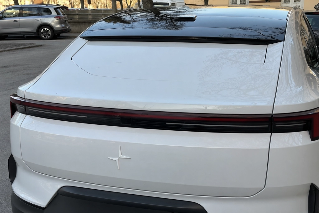 Polestar backar från kamerakritiken: Ny SUV-variant av 4:an får glasruta bak