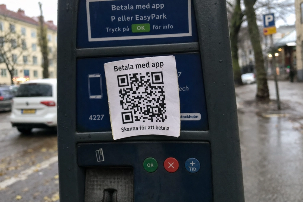Falska QR-koder sitter fast på parkometrar och menyer: Så vet du om du är på väg att bli lurad