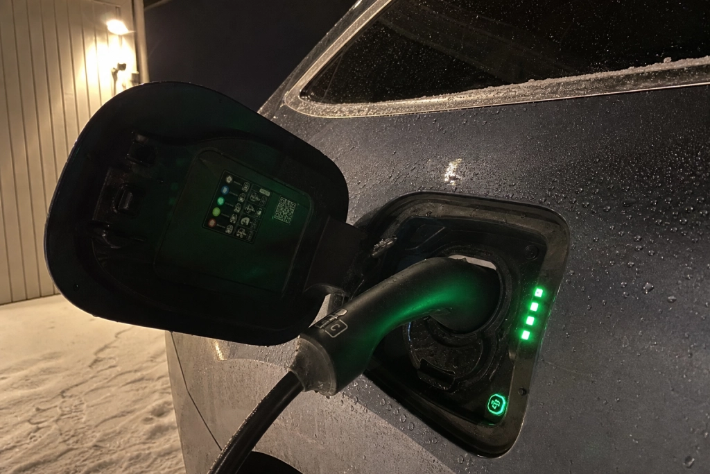 Du laddar elbilen på fel tid: Så aktiverar du nattschemat och sparar tusenlappar