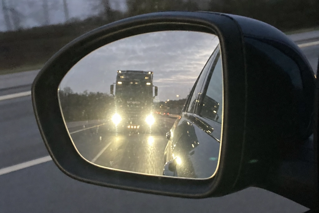 Ljusblink från lastbil vid omkörning: det här betyder signalen