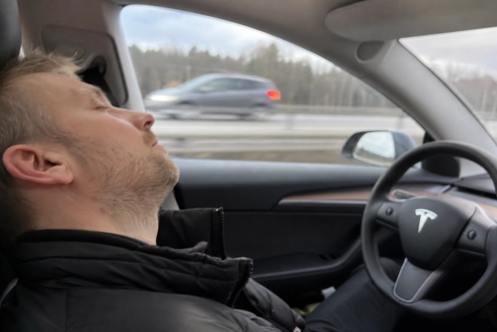Förare somnar i Teslas självkörande bil: amerikanska myndigheter utreder nu FSD