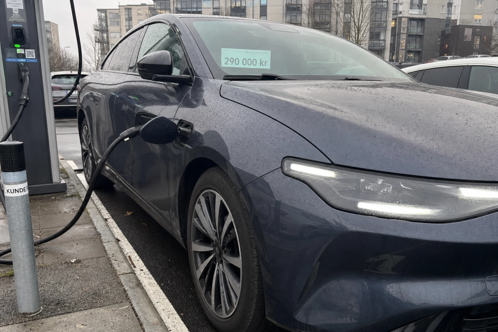 Kinesisk elbil laddar på 17 minuter: 100 000 kronor billigare än VW ID.3 Neo