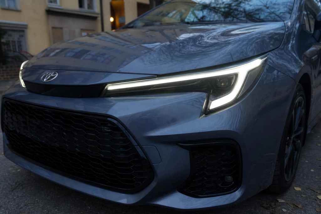 Världens mest sålda bil får en radikal omstart: Corolla 2028 blir laddbar och kanske helt elektrisk