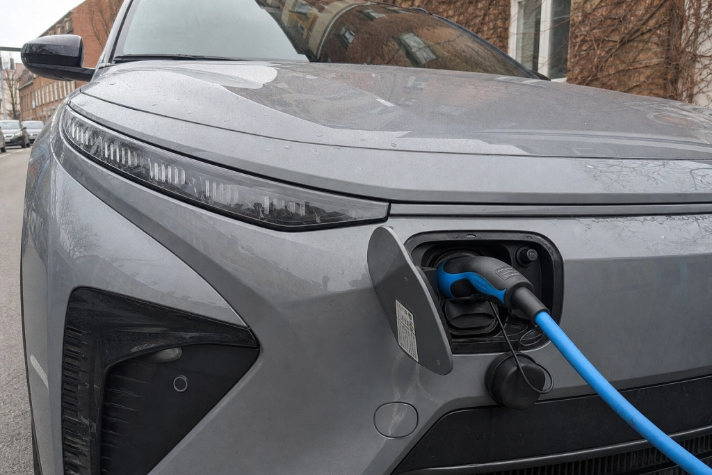 Elbilar nära att gå om bensinbilar i Europa: Nästan var tredje ny bil nu elektrisk