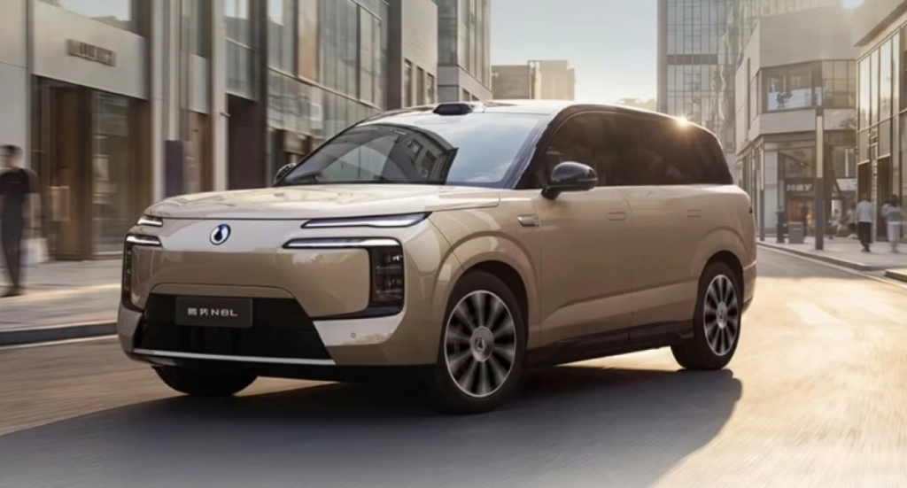Kinesisk elbils-SUV landar med 960 km räckvidd och laddtid på 9 minuter