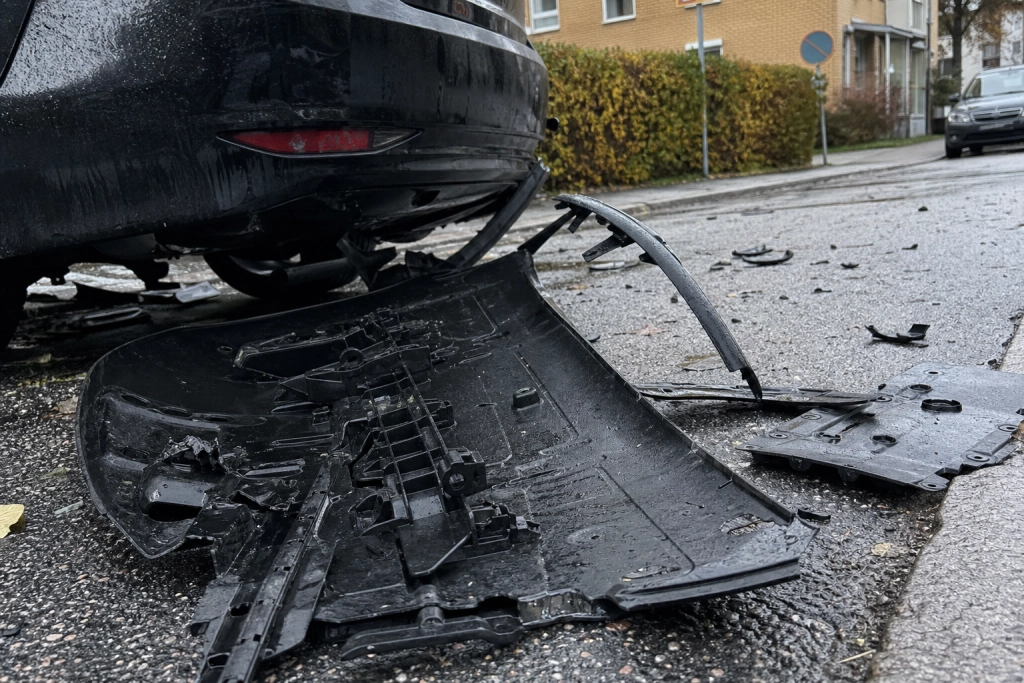 Panamera-föraren gasade loss sig från bärgningsbilen: bilbitar för tusentals kronor låg kvar på gatan
