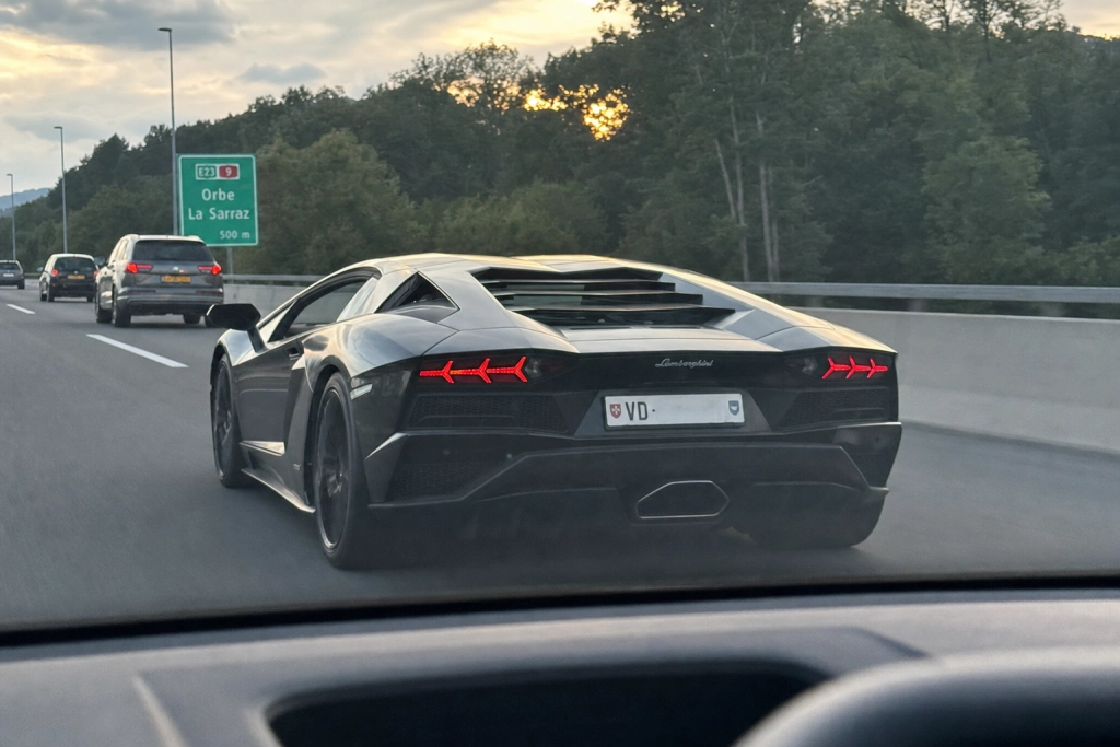 De körde 27 km/h på motorvägen med fem Lamborghini - polisen beslagtog alla fordon