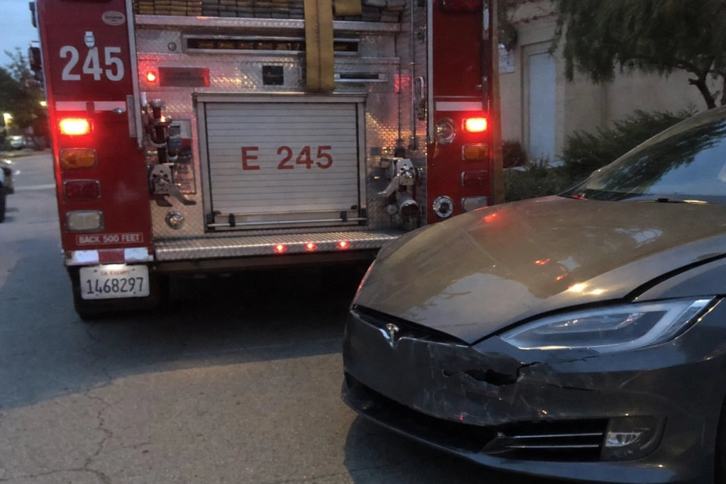 Tesla betalar tyst för Autopilot-dödsfall: Model S körde rakt in i en parkerad brandbil