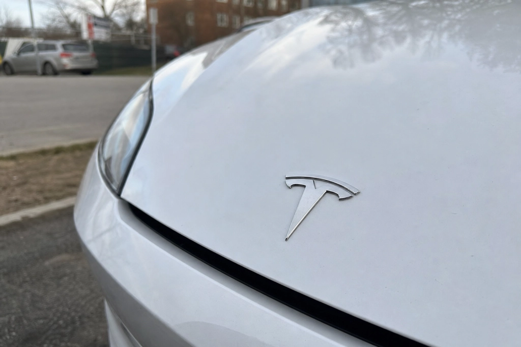 Vad Tesla-logotypen verkligen betyder - och felet designerna aldrig rättade