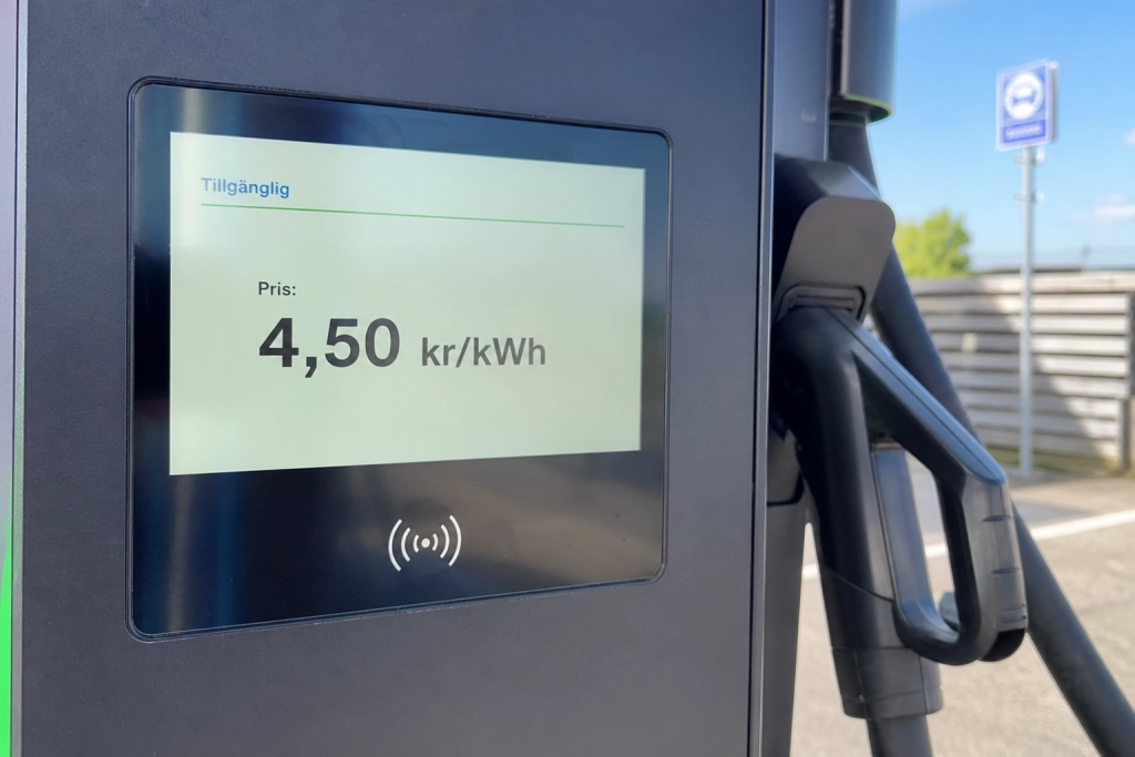 Laddstationen tar betalt per minut: Har du fel bil och laddar fel kostar det dig hundratals kronor extra per laddning