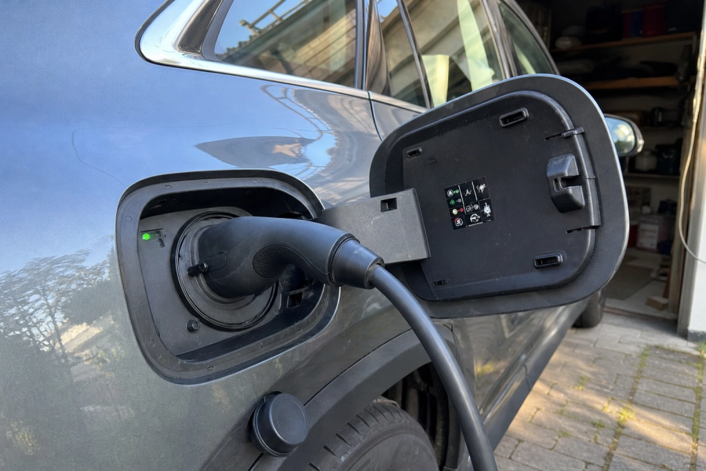 Flerdygns elavbrott i vinter: Så håller elbilsbatteriet längst, och vissa modeller värmer hemmet
