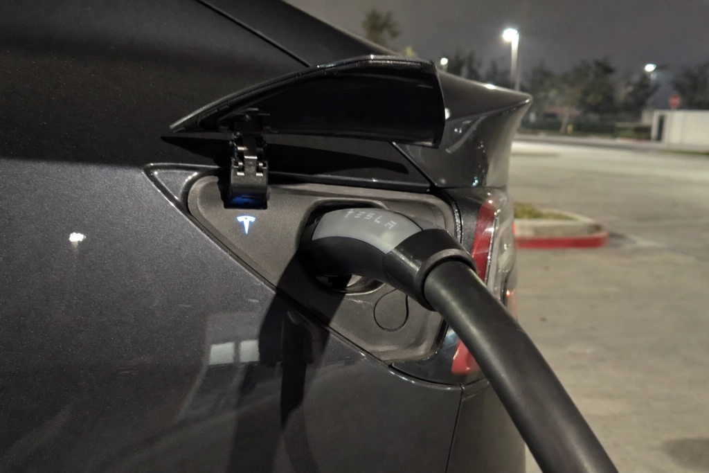 Ny Tesla-funktion kör bilen iväg vid fara: Även när laddkabeln sitter i