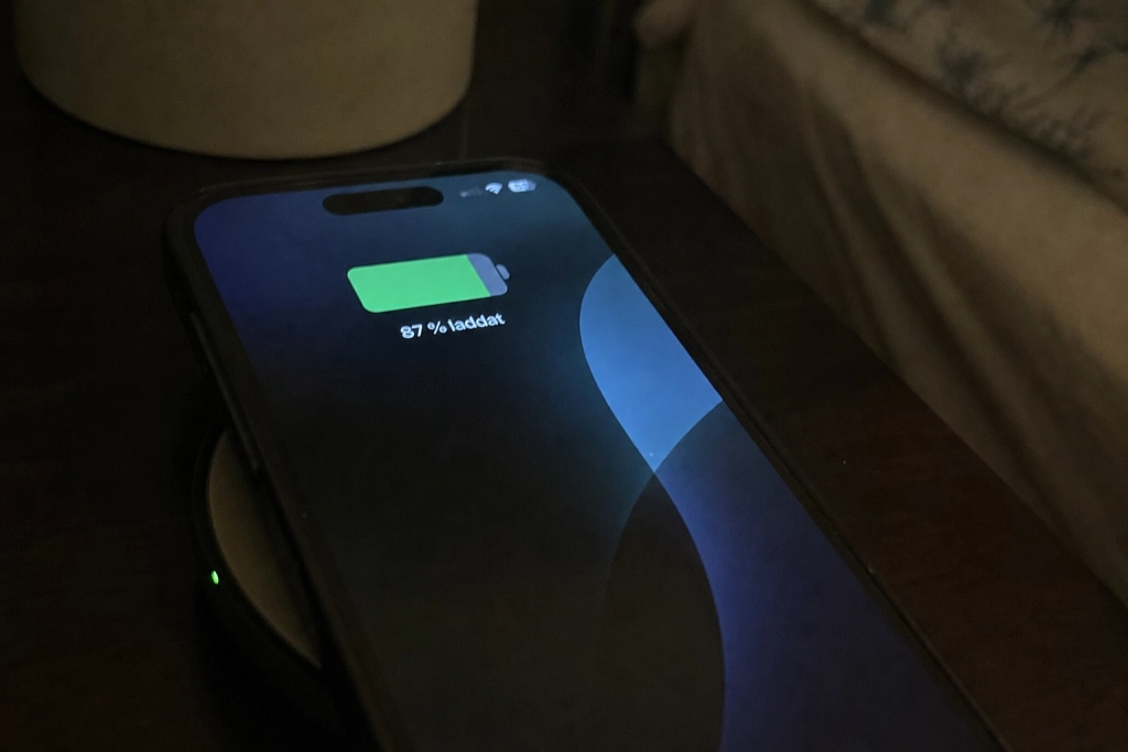 Så räddar du telefonbatteriet från nattens laddpad: Tre inställningar som bromsar slitaget