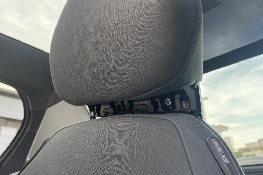 Kör du en Volvo EX30: Nackstödet kan lossna vid krock