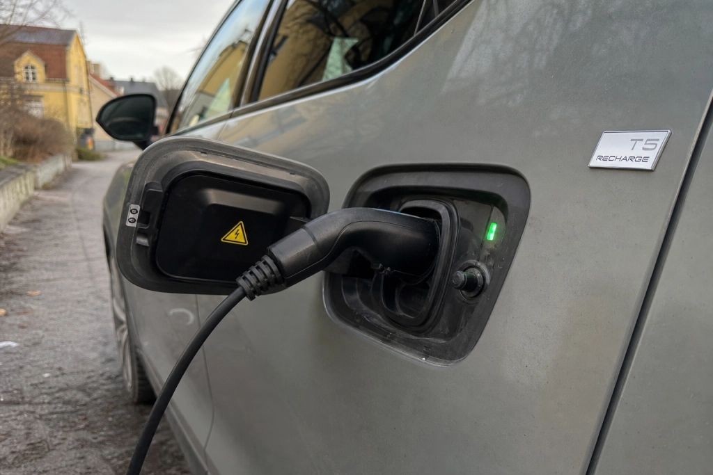 Volvo XC40 laddhybrid återkallas: Brandrisk tvingar 4 500 svenska ägare att sluta ladda
