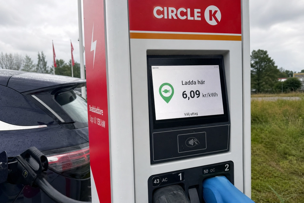 Väljer du fel laddoperatör på motorvägen kostar det 75 kronor extra per laddning: Så jämför du Circle K, Recharge och Mer innan du kör in